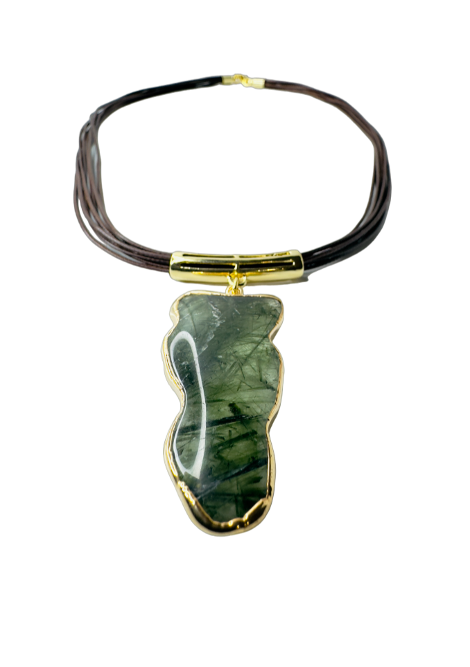 Cristal Epidoto Orgânico (Organic Epidote Crystal) Leather Necklace