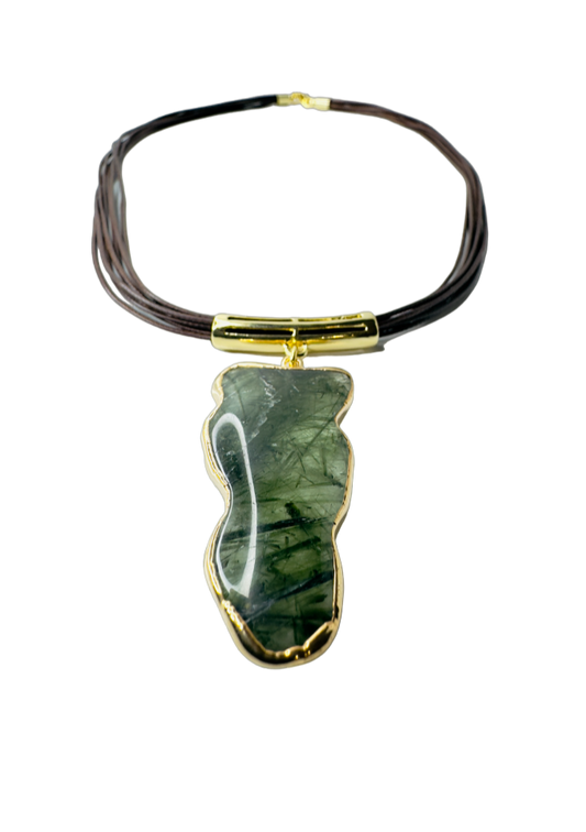 Cristal Epidoto Orgânico (Organic Epidote Crystal) Leather Necklace