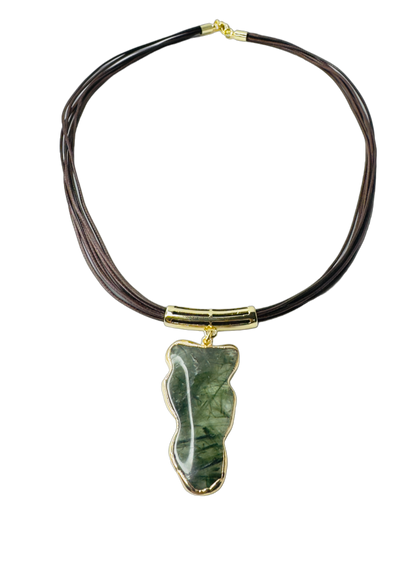 Cristal Epidoto Orgânico (Organic Epidote Crystal) Leather Necklace